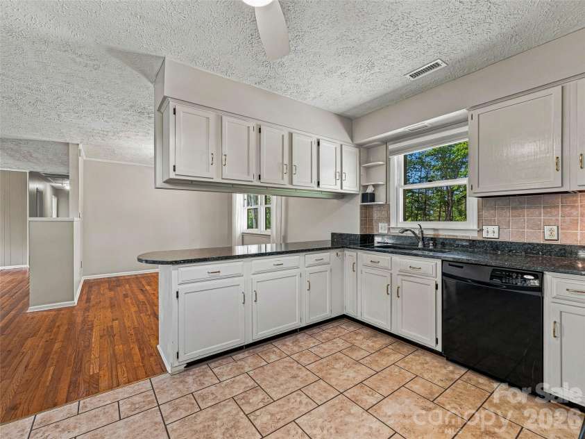 38 Chadwick Wade Drive, Asheville, NC 28804.  MLS# CAR4414061, YatesRealty ID 24019. 