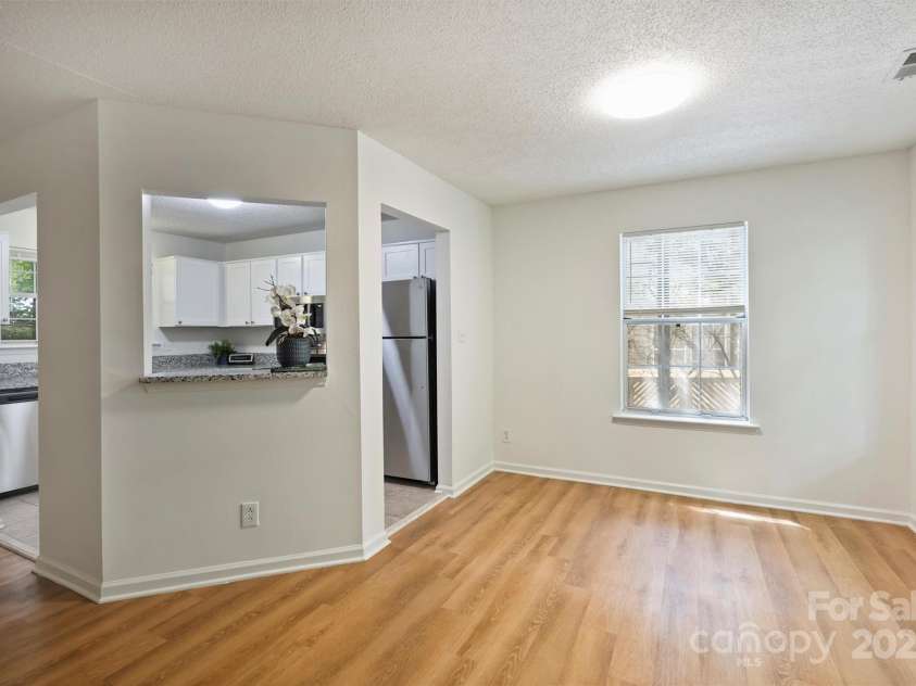 6016 Gray Gate Lane, Charlotte, NC 28210.  MLS# CAR4257900, YatesRealty ID 24019. Breakfast area