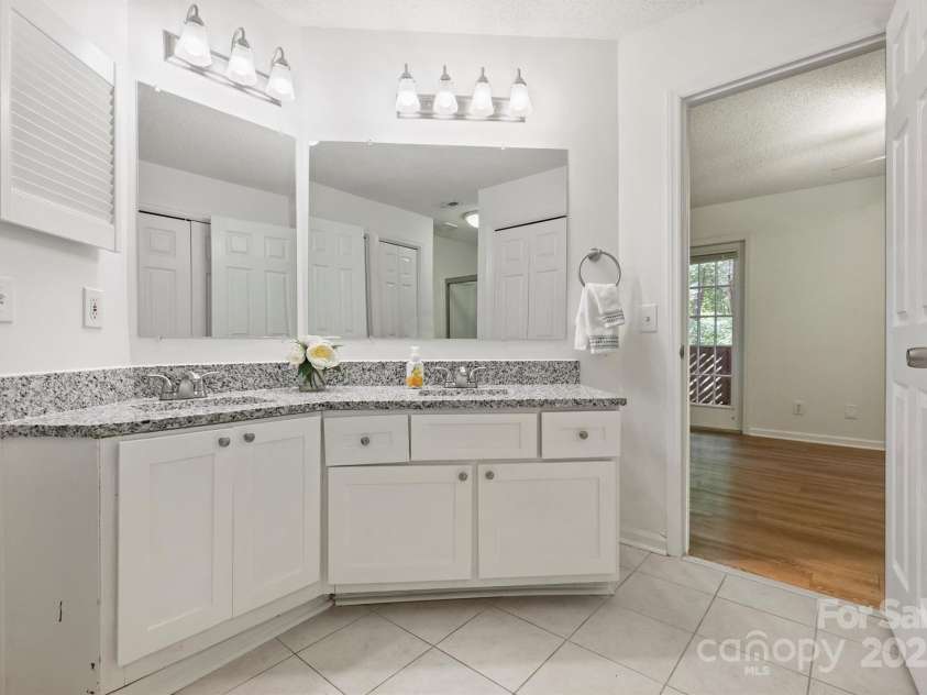 6016 Gray Gate Lane, Charlotte, NC 28210.  MLS# CAR4257900, YatesRealty ID 24019. Dual sinks, lots of counter space!