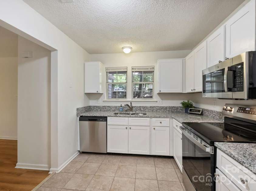 6016 Gray Gate Lane, Charlotte, NC 28210.  MLS# CAR4257900, YatesRealty ID 24019. Kitchen