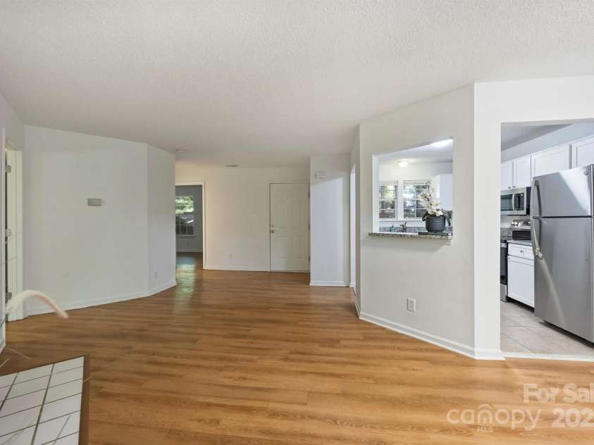 6016 Gray Gate Lane, Charlotte, NC 28210.  MLS# CAR4257900, YatesRealty ID 24019. Main living area