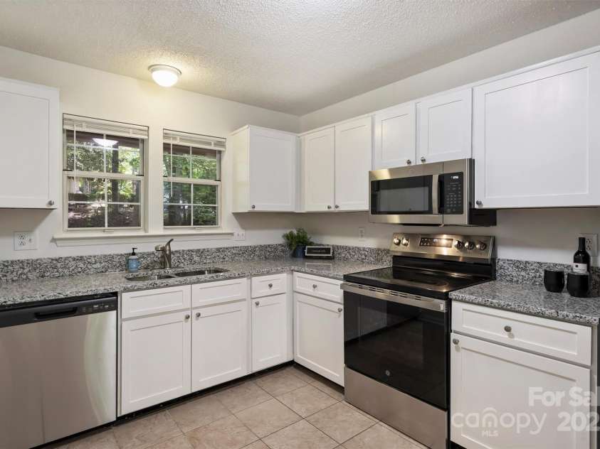 6016 Gray Gate Lane, Charlotte, NC 28210.  MLS# CAR4257900, YatesRealty ID 24019. New appliances!