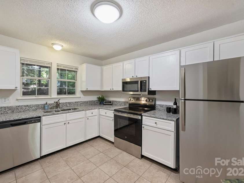 6016 Gray Gate Lane, Charlotte, NC 28210.  MLS# CAR4257900, YatesRealty ID 24019. Remodeled ktichen!