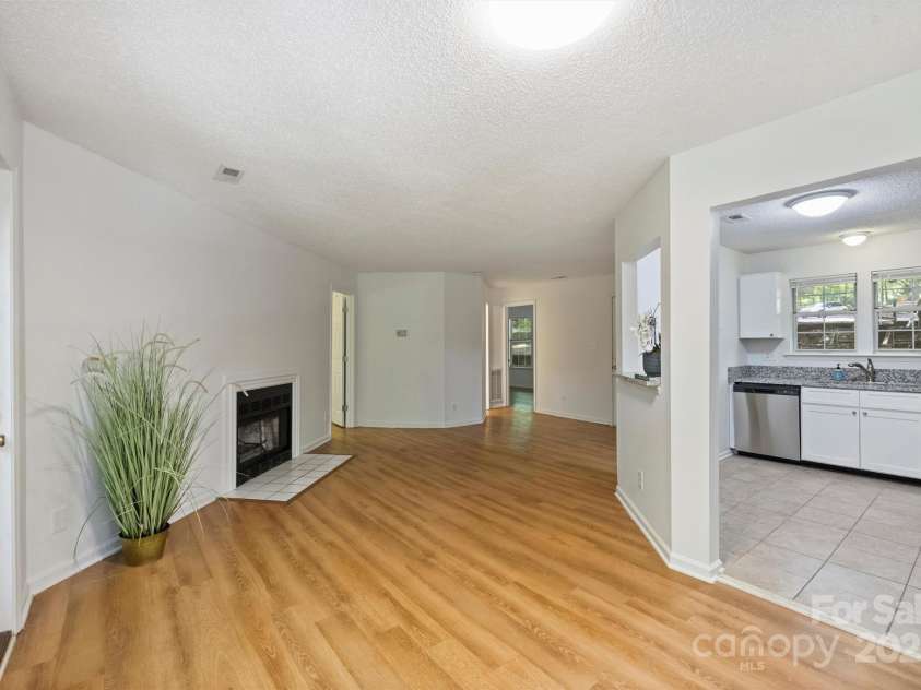 6016 Gray Gate Lane, Charlotte, NC 28210.  MLS# CAR4257900, YatesRealty ID 24019. Single level living