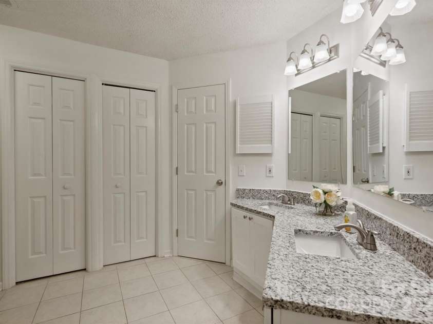 6016 Gray Gate Lane, Charlotte, NC 28210.  MLS# CAR4257900, YatesRealty ID 24019. Spacious bath