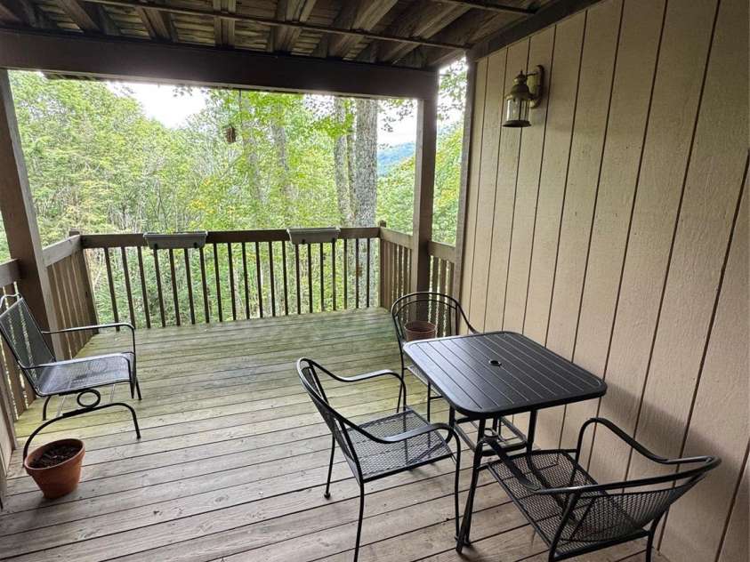175 Ridgeview Road, Sugar Mountain, NC 28604.  MLS# CAR4300479, YatesRealty ID 2402. 