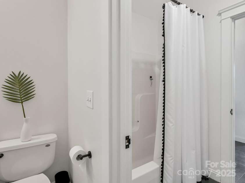 35 White Ash Drive, Asheville, NC 28803.  MLS# CAR4255921, YatesRealty ID 24020. Bathroom