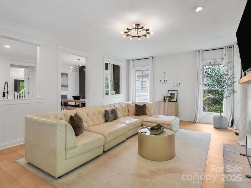 35 White Ash Drive, Asheville, NC 28803.  MLS# CAR4255921, YatesRealty ID 24020. Main Living Room