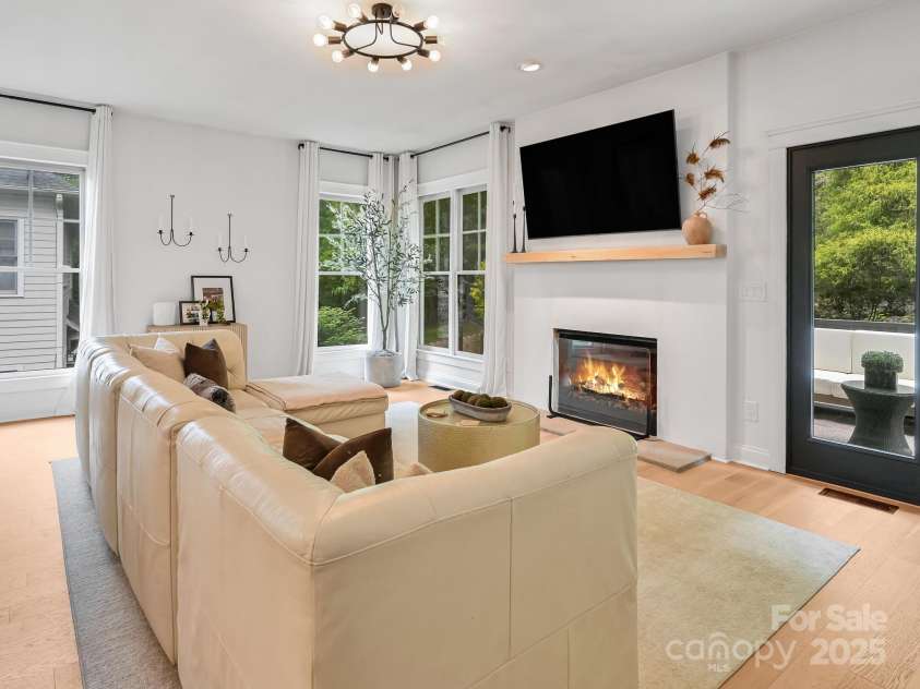 35 White Ash Drive, Asheville, NC 28803.  MLS# CAR4255921, YatesRealty ID 24020. Main Living Room