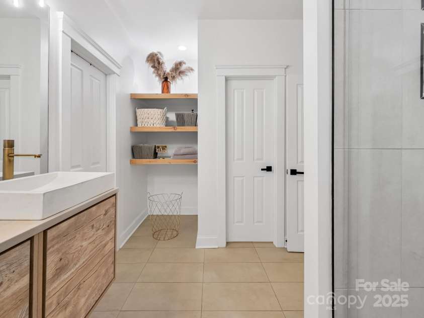 35 White Ash Drive, Asheville, NC 28803.  MLS# CAR4255921, YatesRealty ID 24020. Master Bathroom