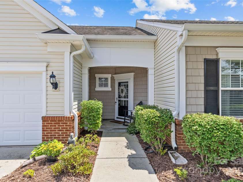 33124 Tanager Court, Fort Mill, SC 29707.  MLS# CAR4276689, YatesRealty ID 24021. Welcoming entrance