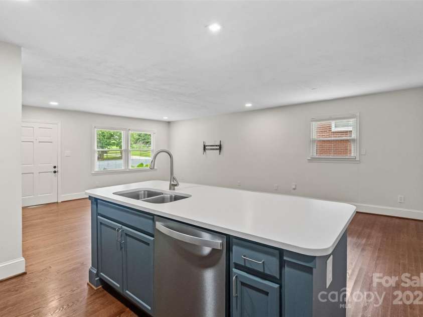 4906 Charleston Drive, Charlotte, NC 28212.  MLS# CAR4266265, YatesRealty ID 24024. 