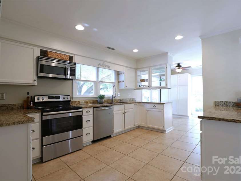 8829 Gelligum Drive, Charlotte, NC 28277.  MLS# CAR4275975, YatesRealty ID 24025. 