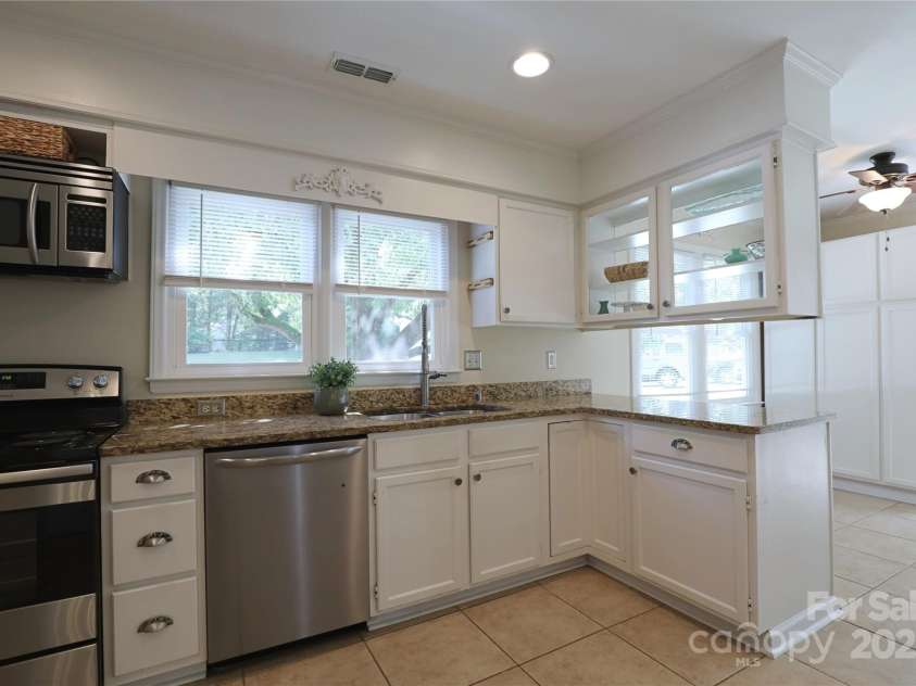 8829 Gelligum Drive, Charlotte, NC 28277.  MLS# CAR4275975, YatesRealty ID 24025. 