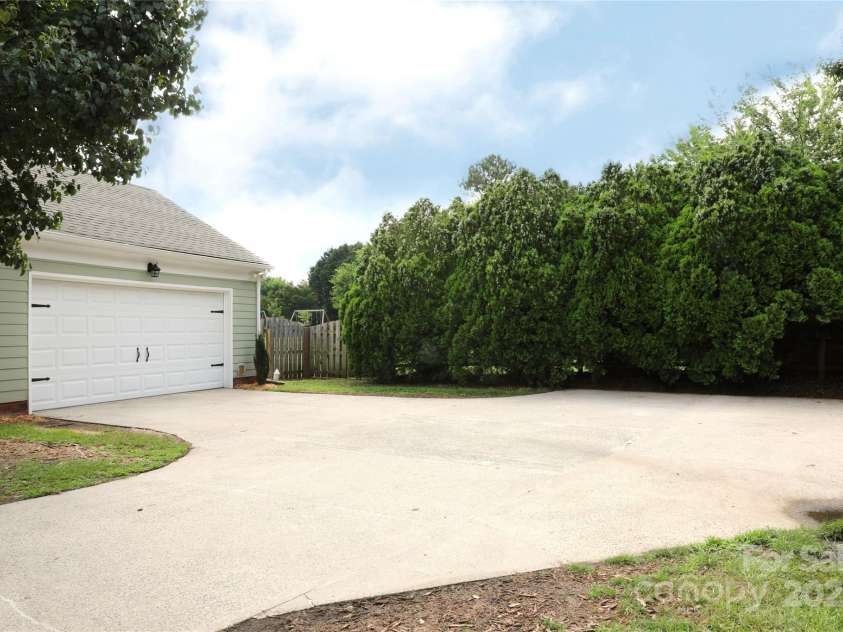 8829 Gelligum Drive, Charlotte, NC 28277.  MLS# CAR4275975, YatesRealty ID 24025. 