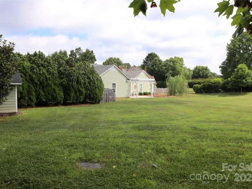 8829 Gelligum Drive, Charlotte, NC 28277.  MLS# CAR4275975, YatesRealty ID 24025. 