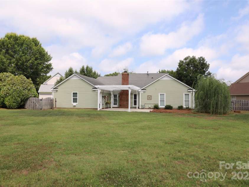 8829 Gelligum Drive, Charlotte, NC 28277.  MLS# CAR4275975, YatesRealty ID 24025. 