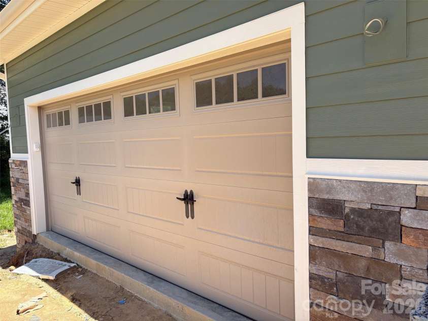 148 Triple Fairways Drive, Hendersonville, NC 28739.  MLS# CAR4383707, YatesRealty ID 24026. Large 2-Car