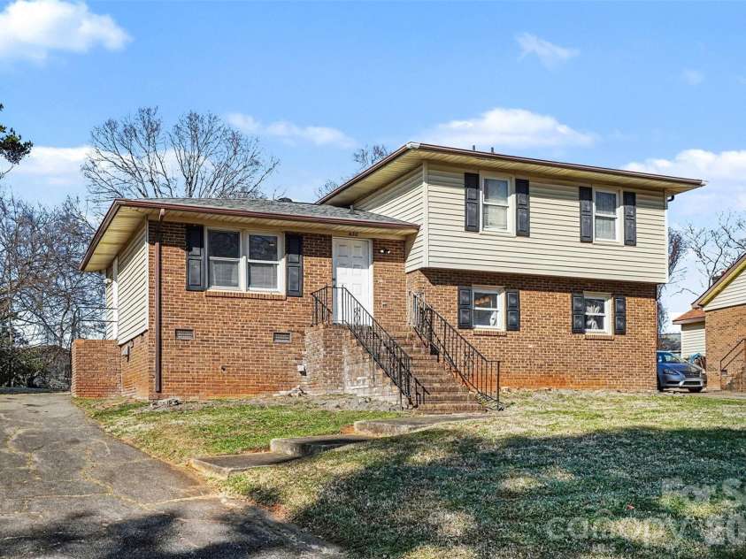 420 Colony Acres Drive, Charlotte, NC 28217.  MLS# CAR4335694, YatesRealty ID 2403. 