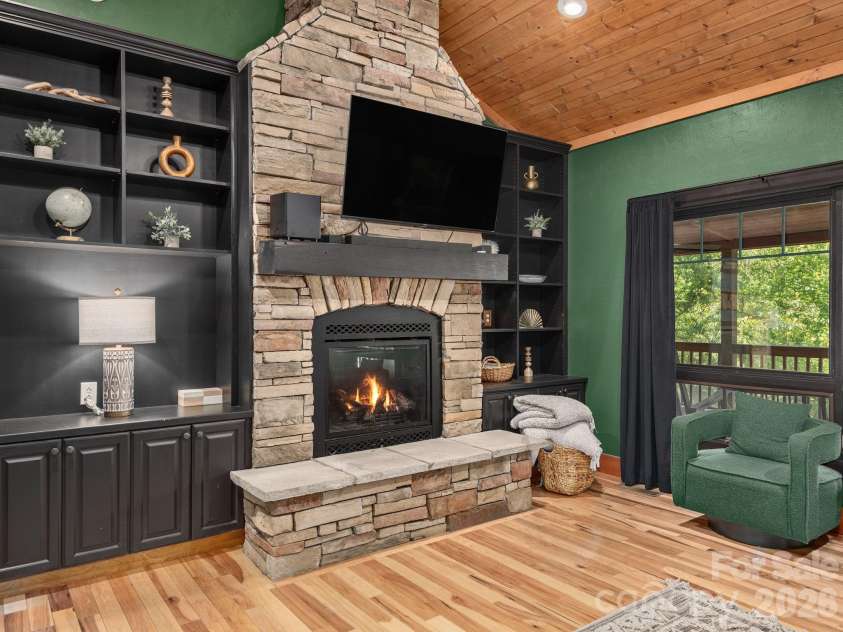 39 Great Aspen Way, Black Mountain, NC 28711.  MLS# CAR4383326, YatesRealty ID 24030. 