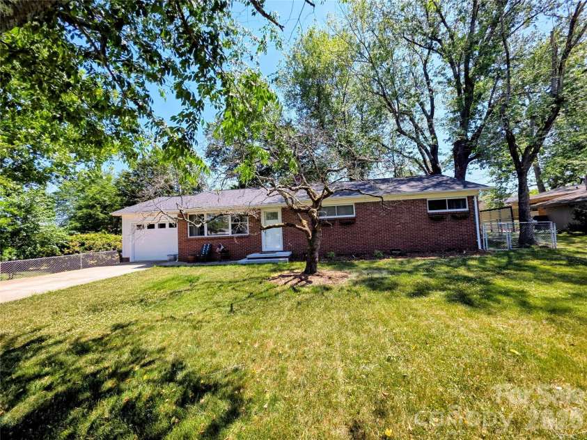 492 14th Avenue Drive, Hickory, NC 28601.  MLS# CAR4383493, YatesRealty ID 24031. 