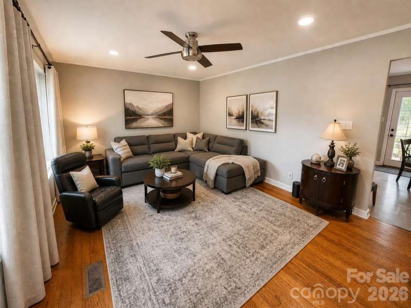 492 14th Avenue Drive, Hickory, NC 28601.  MLS# CAR4383493, YatesRealty ID 24031. 