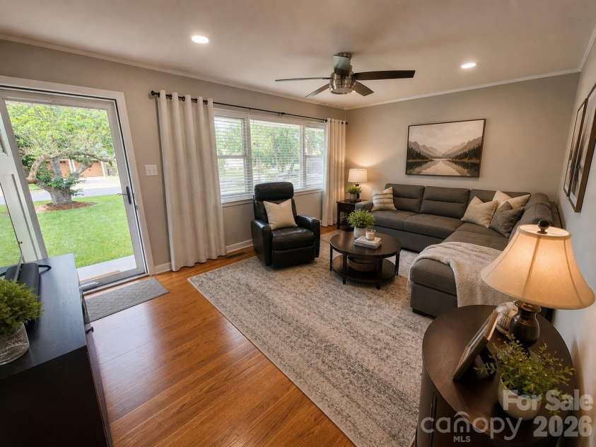492 14th Avenue Drive, Hickory, NC 28601.  MLS# CAR4383493, YatesRealty ID 24031. 