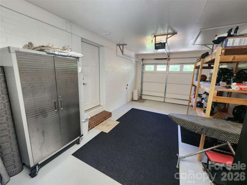 492 14th Avenue Drive, Hickory, NC 28601.  MLS# CAR4383493, YatesRealty ID 24031. 