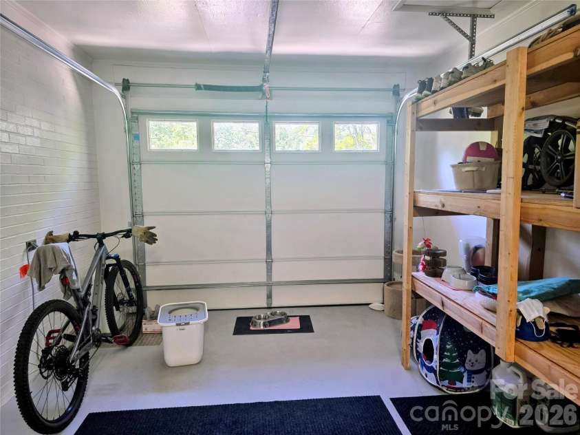492 14th Avenue Drive, Hickory, NC 28601.  MLS# CAR4383493, YatesRealty ID 24031. 