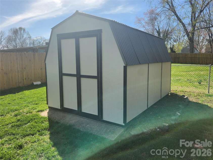 492 14th Avenue Drive, Hickory, NC 28601.  MLS# CAR4383493, YatesRealty ID 24031. 