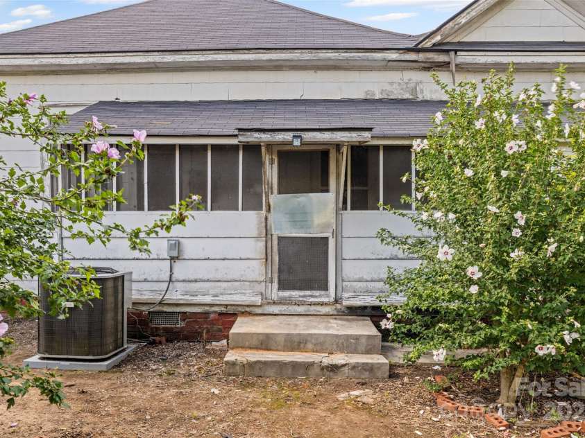 108 Walker Street, Chester, SC 29706.  MLS# CAR4277990, YatesRealty ID 24033. 