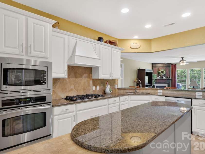 9242 Whistling Straits Drive, Fort Mill, SC 29707.  MLS# CAR4381475, YatesRealty ID 24033. 