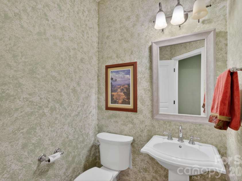 9242 Whistling Straits Drive, Fort Mill, SC 29707.  MLS# CAR4381475, YatesRealty ID 24033. 