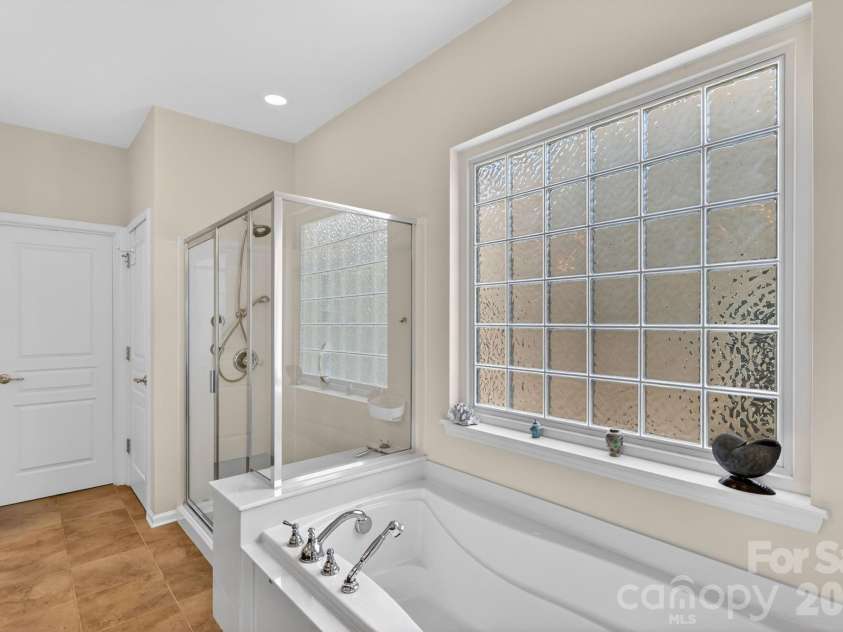9242 Whistling Straits Drive, Fort Mill, SC 29707.  MLS# CAR4381475, YatesRealty ID 24033. 