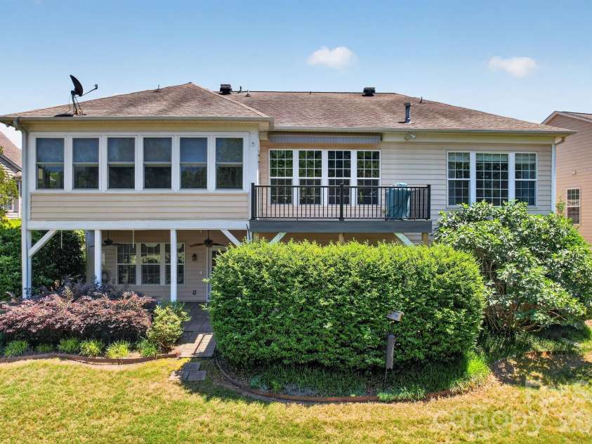 9242 Whistling Straits Drive, Fort Mill, SC 29707.  MLS# CAR4381475, YatesRealty ID 24033. 