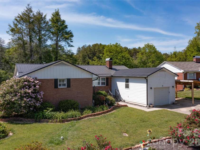 75 Hawthorne Drive, Brevard, NC 28712.  MLS# CAR4384254, YatesRealty ID 24035. 