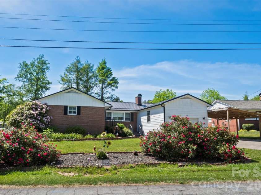 75 Hawthorne Drive, Brevard, NC 28712.  MLS# CAR4384254, YatesRealty ID 24035. 