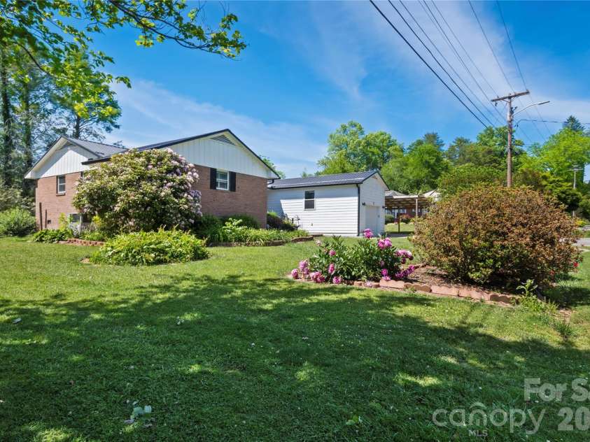75 Hawthorne Drive, Brevard, NC 28712.  MLS# CAR4384254, YatesRealty ID 24035. 