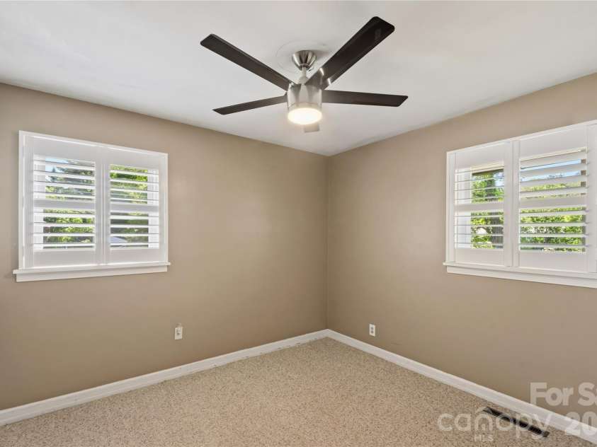 75 Hawthorne Drive, Brevard, NC 28712.  MLS# CAR4384254, YatesRealty ID 24035. Full Guest Bathroom
