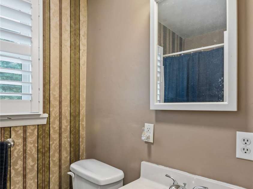 75 Hawthorne Drive, Brevard, NC 28712.  MLS# CAR4384254, YatesRealty ID 24035. Full Guest Bathroom