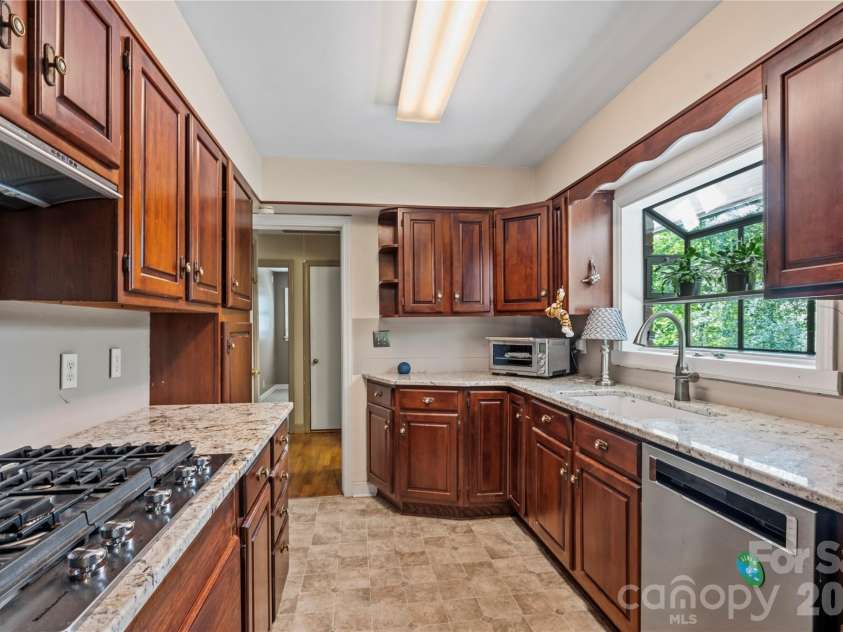 75 Hawthorne Drive, Brevard, NC 28712.  MLS# CAR4384254, YatesRealty ID 24035. Kitchen