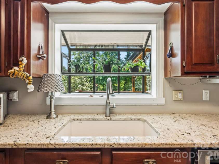 75 Hawthorne Drive, Brevard, NC 28712.  MLS# CAR4384254, YatesRealty ID 24035. Kitchen