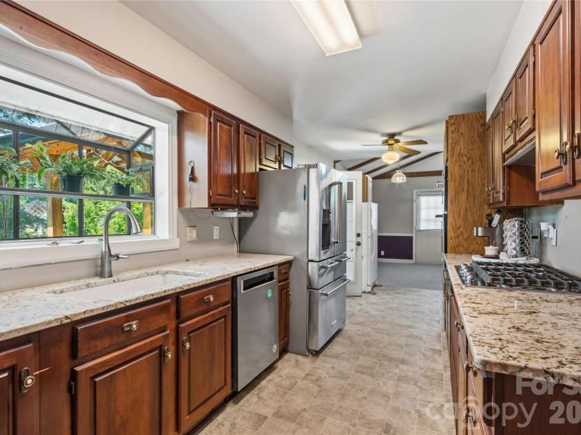 75 Hawthorne Drive, Brevard, NC 28712.  MLS# CAR4384254, YatesRealty ID 24035. Kitchen
