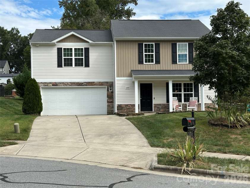 1309 Red Birch Place, Kannapolis, NC 28081.  MLS# CAR4373489, YatesRealty ID 24037. Welcome to 1309 Red Birch Place, ideally situated on a quiet cul-de-sac with inviting curb appeal, a spacious front yard, and a charming rocking chair front porch—perfect for relaxing and enjoying the neighborhood.
