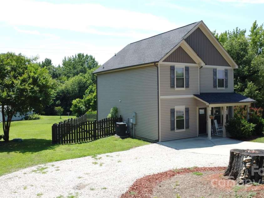 212 Old Centergrove Road, Kannapolis, NC 28083.  MLS# CAR4277117, YatesRealty ID 24038. Semi circle driveway