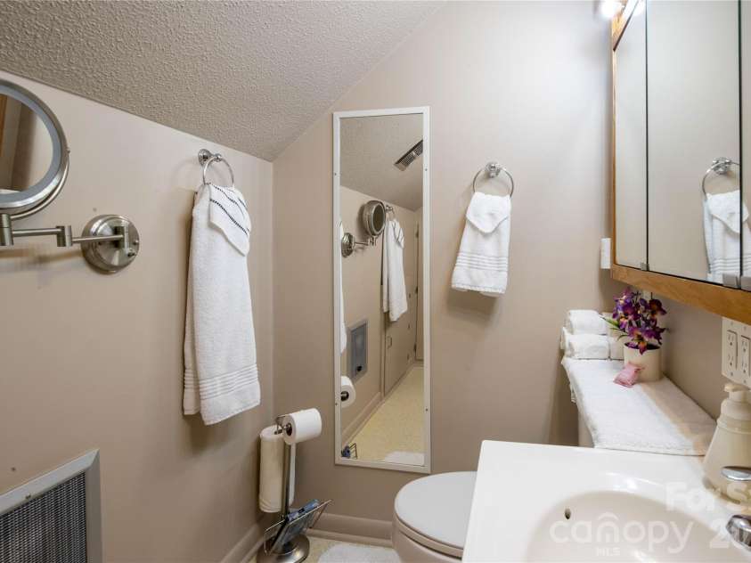 93 Franklin Crest Road, Spruce Pine, NC 28777.  MLS# CAR4382840, YatesRealty ID 24039. 