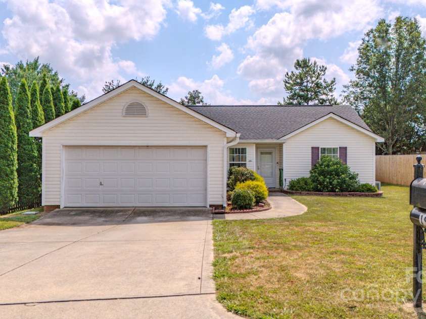 1975 8th Street Lane, Hickory, NC 28602.  MLS# CAR4277844, YatesRealty ID 24040. 