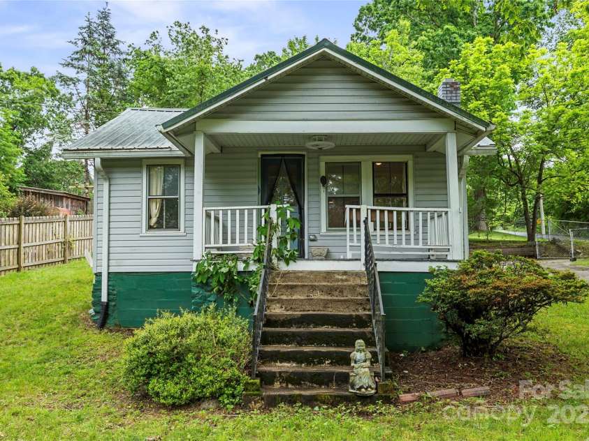 220 College Street, Black Mountain, NC 28711.  MLS# CAR4266840, YatesRealty ID 24041. 