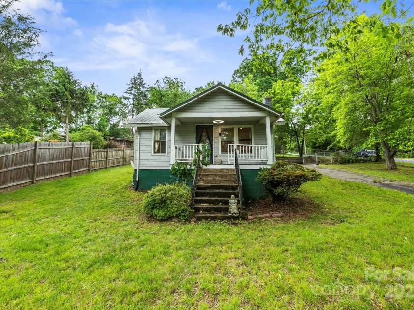 220 College Street, Black Mountain, NC 28711.  MLS# CAR4266840, YatesRealty ID 24041. 