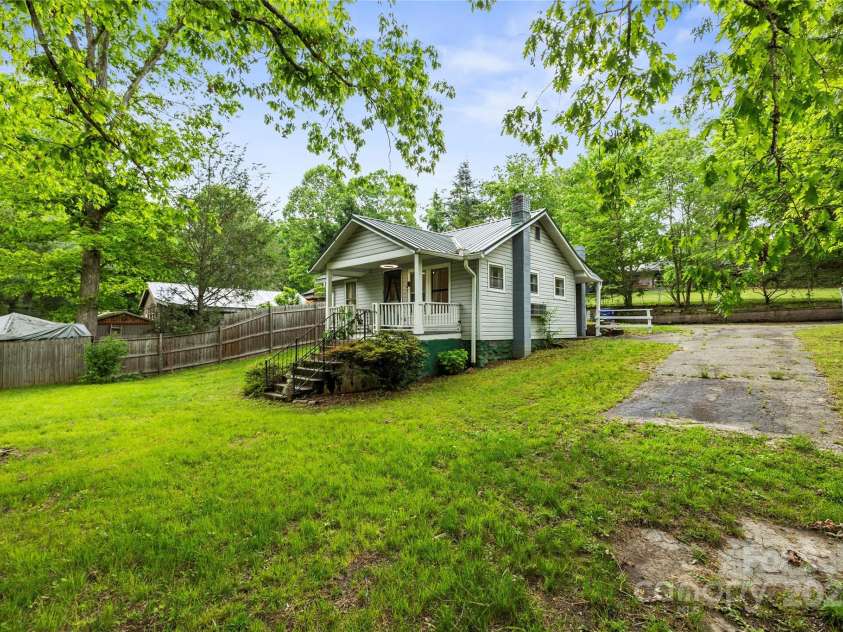 220 College Street, Black Mountain, NC 28711.  MLS# CAR4266840, YatesRealty ID 24041. 